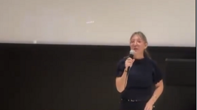 Sabine Taasa lors d'une projection du film controversé "NAZA" à Delft, aux Pays-Bas, le 01.10.2026