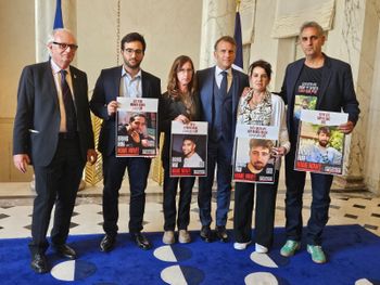 Daniel Shek, Yotam Cohen (brother of Nimrod Cohen), Galia David (mother of Evyatar David), President Macron, Meirav Dalal (mother of Guy Gilboa Dalal), and Michel Illouz (father of Guy Illouz).