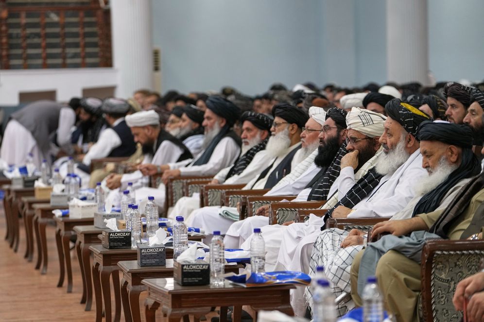 AP Photo/Siddiqullah Alizai حضر مسؤولون حكوميون اجتماعاً لافتتاح الاحتفالات التي تُحيي الذكرى السنوية الخامسة لانسحاب الولايات المتحدة وعودة طالبان إلى السلطة، في قاعة لويا جيرغا في كابول، أفغانستان، يوم السبت 15 أغسطس 2026.