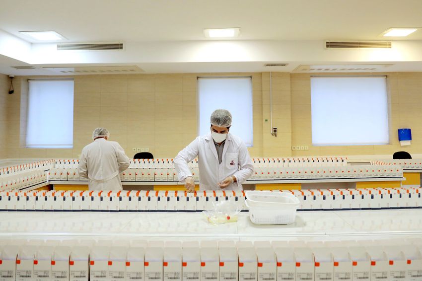 Le personnel du cabinet médical travaille dans un laboratoire de kits de test de coronavirus à Téhéran, samedi 11 avril 2020