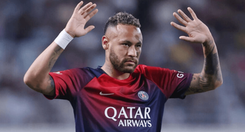 Neymar salue le public après un match amical du Paris Saint-Germain contre les Saoudiens d'Al-Nassr, le 25 juillet 2023