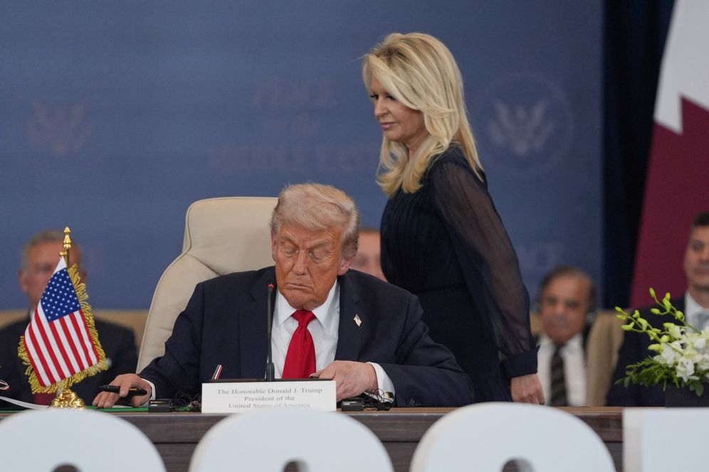 وقّع الرئيس دونالد ترامب وثائق خلال قمة لدعم إنهاء حرب غزة التي استمرت لأكثر من عامين بين إسرائيل وحماس، وذلك بعد التوصل إلى اتفاق تاريخي لوقف إطلاق النار، يوم الاثنين 13 أكتوبر/تشرين الأول 2025، في شرم الشيخ بمصر.