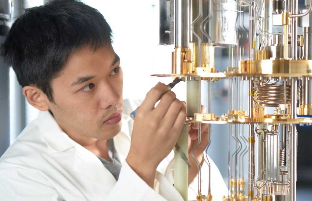 Tikai Chang, doctorant à l'université Bar-Ilan, travaille sur un réfrigérateur à dilution utilisé pour refroidir des échantillons à quelques millidegrés au-dessus du zéro absolu
