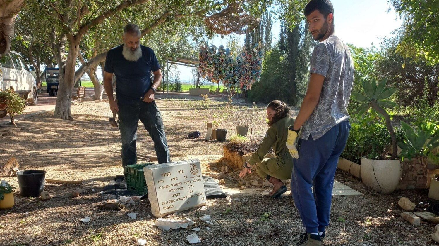 La famille du sergent Gur Kehati retire sa pierre tombale militaire après la clôture de l’enquête sur sa mort