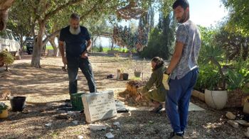 La famille du sergent Gur Kehati retire sa pierre tombale militaire