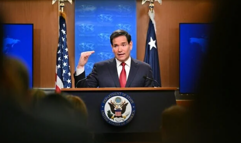 Le secrétaire d'État américain Marco Rubio gesticule pendant qu'il s'exprime lors d'une conférence de presse de fin d'année dans la salle de presse du département d'État à Washington, DC, le 19 décembre 2025. 