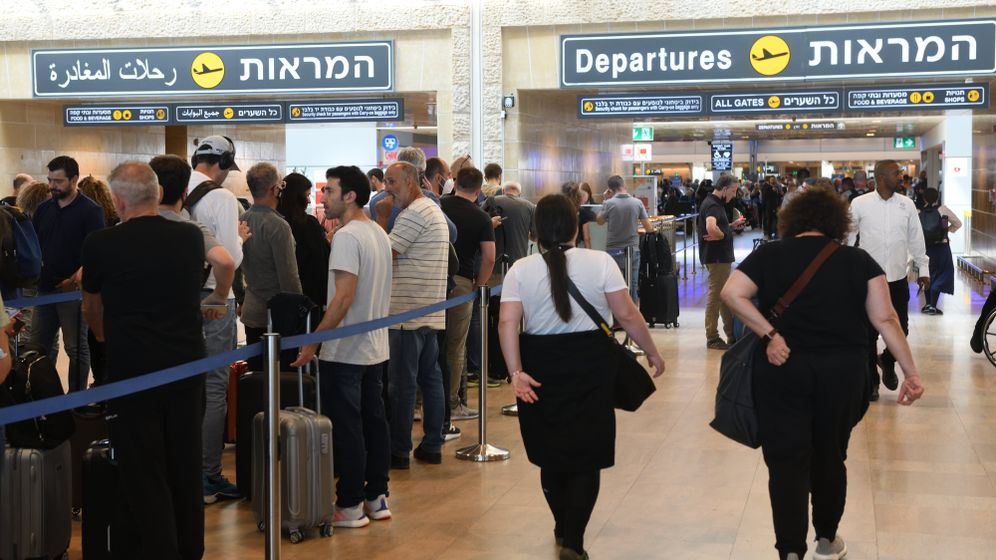 גילי יערי / פלאש 90 ישראלים בנתב"ג, ארכיון (למצולמים אין קשר לנאמר בכתבה)