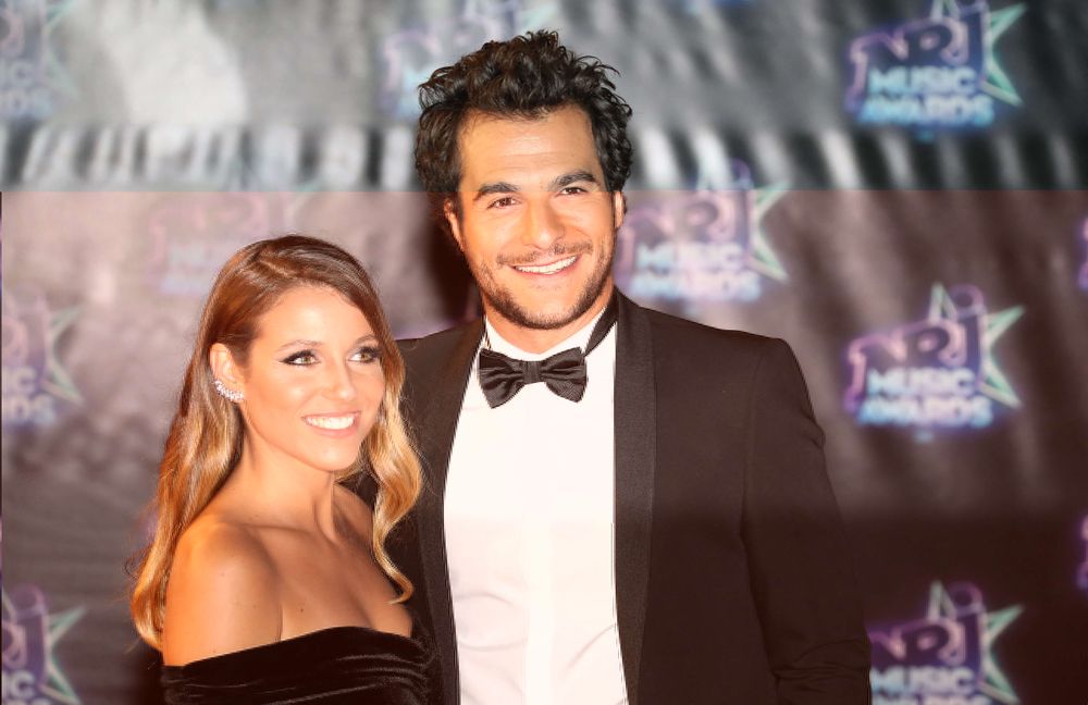 Le chanteur franco-israélien Amir et son épouse Lital posent à leur arrivée au Palais des Festivals pour assister à la 18e édition des NRJ Music Awards, le 12 novembre 2016 à Cannes