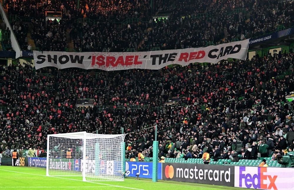 Des supporters du Celtic déploient une banderole indiquant "Montrez le carton rouge à Israël" lors du match de Ligue des Champions entre le Celtic et le Bayern Munich au Celtic Park le 12 février 2025.