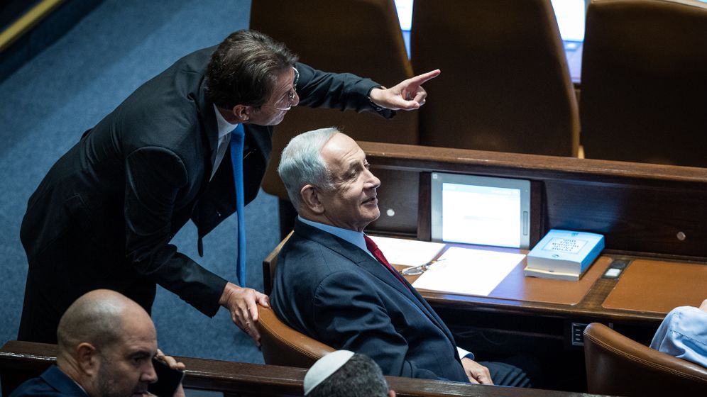 Boaz Bismuth, auteur de la version actuelle du projet de loi sur la conscription et le Premier ministre Benjamin Netanyahou