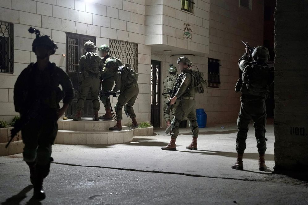 قام مقاتلو الجيش الإسرائيلي والشاباك في الخليل برسم خرائط لمنزلي منفذي الهجوم في يافا الليلة