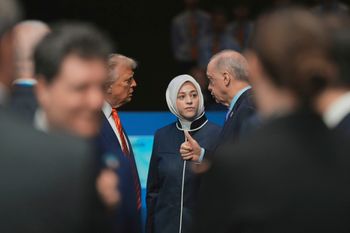 الرئيس دونالد ترامب يتحدث إلى الرئيس التركي رجب طيب أردوغان خلال جلسة عامة في قمة الناتو في لاهاي، هولندا، الأربعاء 25 يونيو 2025