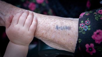 שורדת שואה עם מספר על היד, ארכיון