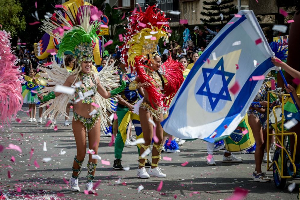 Des Israéliens participent à un défilé de Pourim dans la ville de Holon, pendant la fête juive de Pourim, le 7 mars 2023