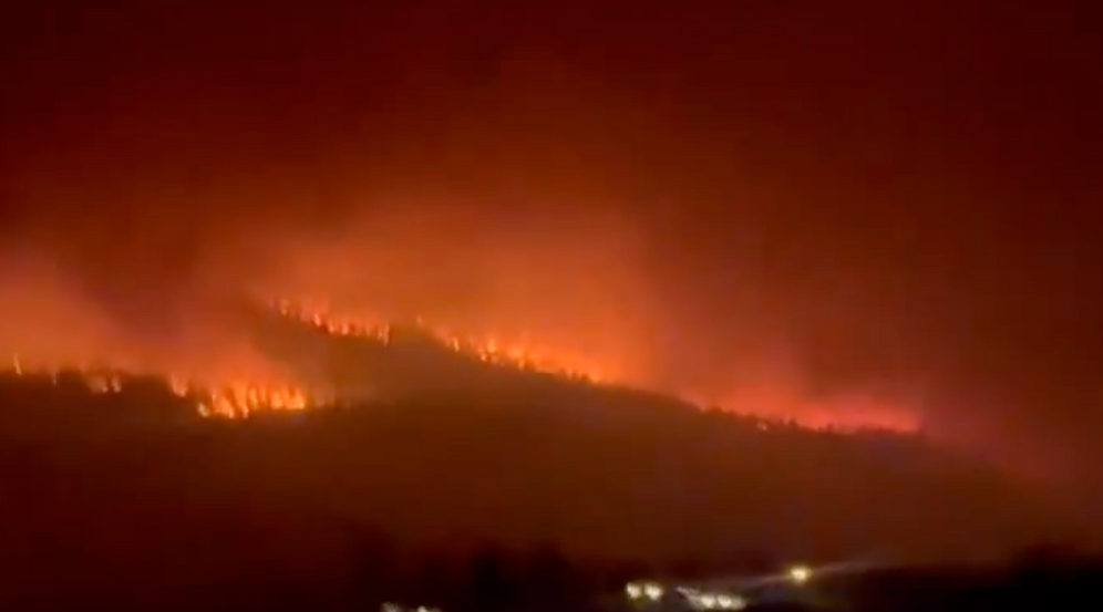 Screenshot/ X Les autorités canadiennes ont décrété l’état d’urgence en Colombie-Britannique après la propagation fulgurante d’un incendie de forêt qui a contraint plus de 20 000 personnes à évacuer leur domicile.