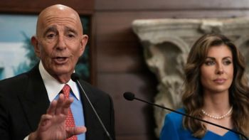 المبعوث الأمريكي الخاص توم بيرك (يسار) ومورغان أورتاغوس (يمين) في مؤتمر صحفي بعد اجتماع مع الرئيس اللبناني، 26/08/2025