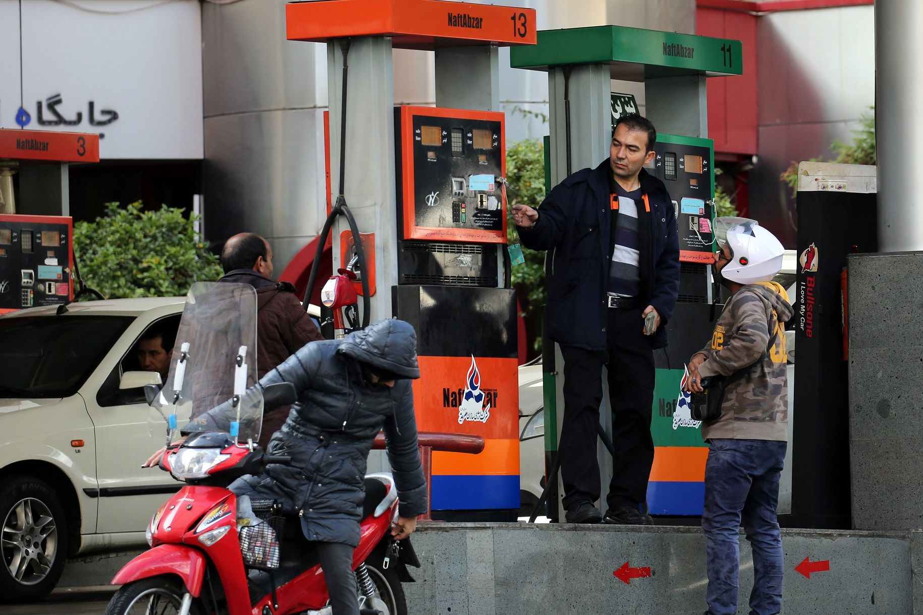 Manifestations En Iran Après Une Hausse Des Prix De L'essence (média D ...