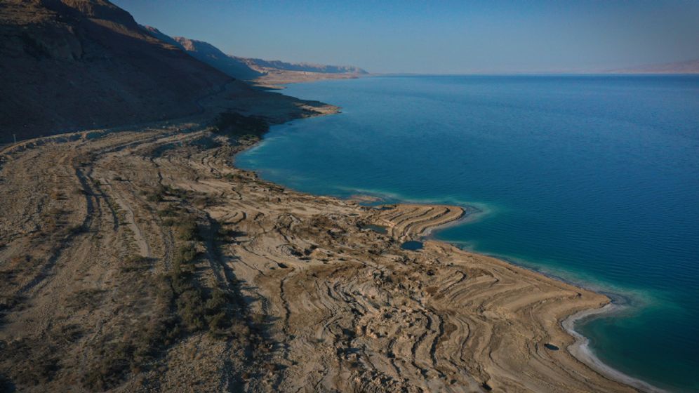 Une vue aérienne montre le rivage de la mer Morte et ses environs