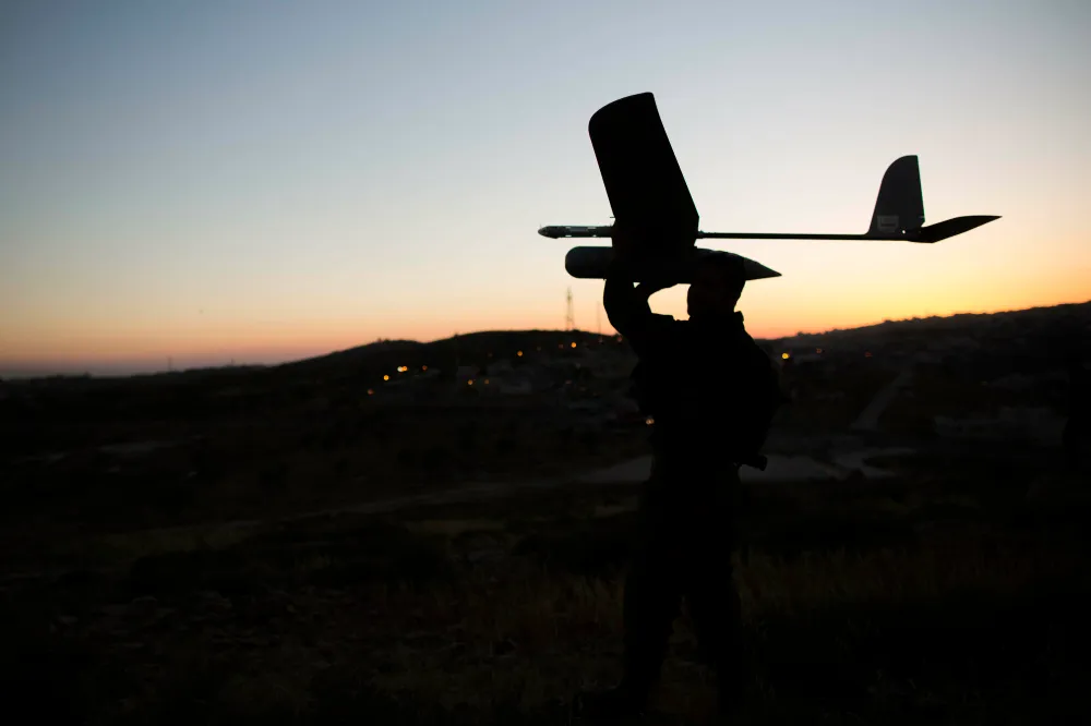 Drone israélien sur fond de ciel clair, illustrant une opération militaire secrète
