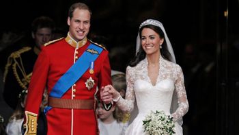 الأمير البريطاني وليام وزوجته كيت، دوقة كامبريدج يقفان خارج دير وستمنستر بعد حفل زفافهما الملكي في لندن، في 29 أبريل 2011.