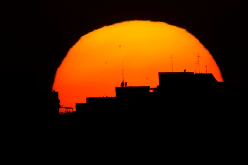 AP Photo/Ariel Schalit פתח תקווה -- שמש, חום, חם, קיץ, עומס חום, מזג אוויר, אילוסטרציה