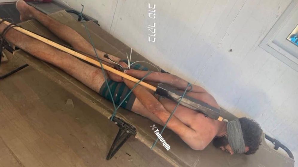 social networks وثق فلسطيني مكبل في القطاع، الجيش الإسرائيلي حدد جنديًا مشتبهاً به: "يُجرى تحقيق قيادي"