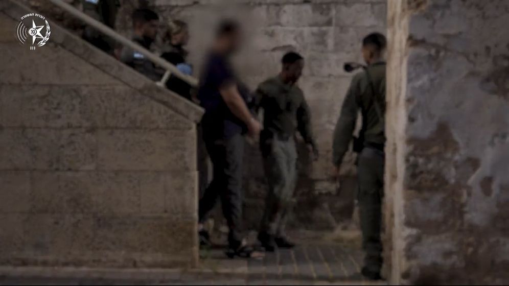 מעצר החשודים בהשלכת רימוני עשן בדרבי בבלומפילד, הלילה 