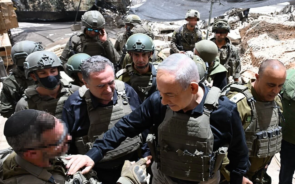 Le Premier ministre israélien Benjamin Netanyahou s’est rendu mardi dans la zone de sécurité du sud du Liban, où il a affirmé que l’armée israélienne resterait déployée aussi longtemps que le Hezbollah représenterait une menace pour Israël.


