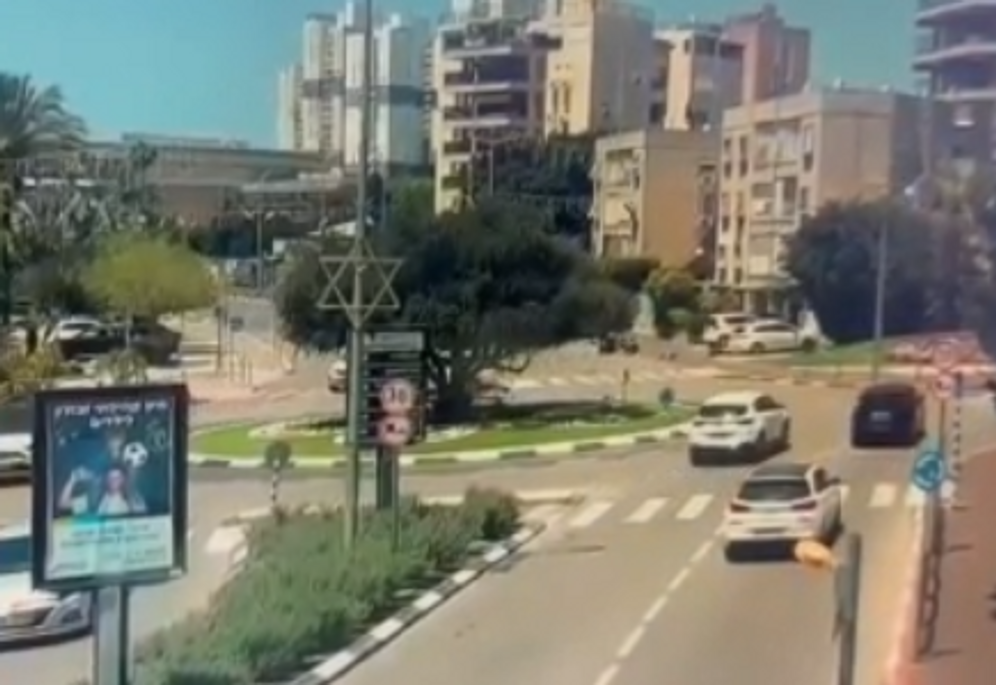 הטרקטורון עולה על המדרכה ופוגע בקשישות | תיעוד התאונה הקשה מקריית מוצקין