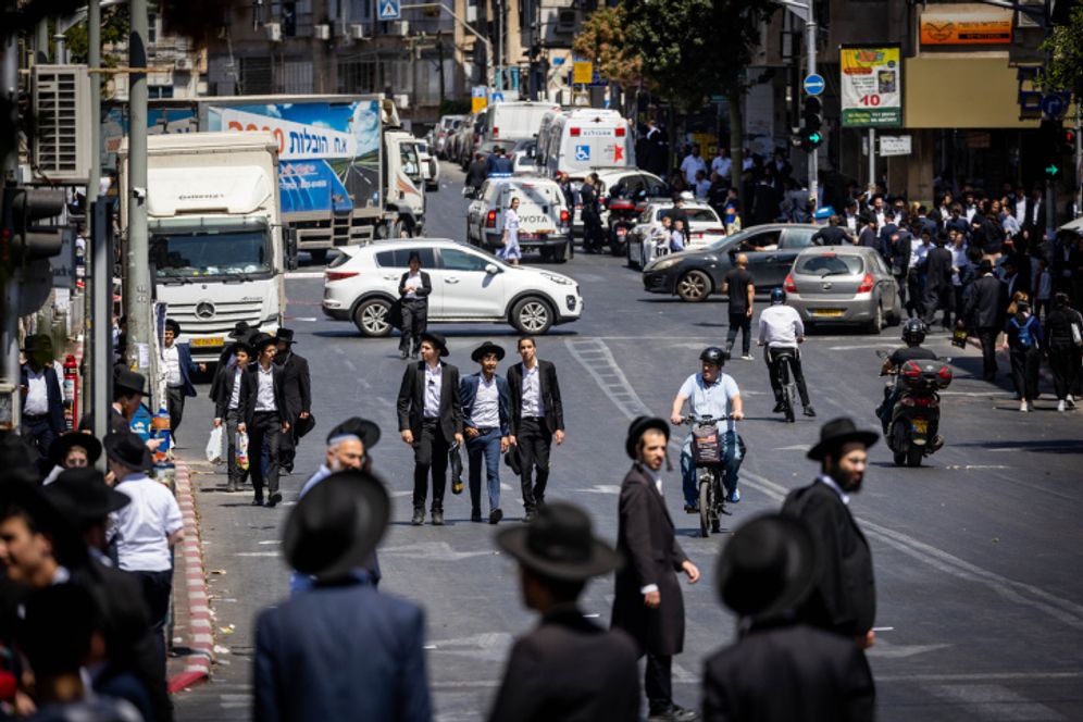 Yonatan Sindel/Flash90 Des juifs ultra orthodoxes marchent dans la ville ultra orthodoxe de Bnei Brak le 30 mai 2023