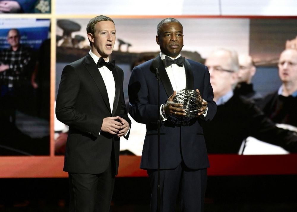 Mark Zuckerberg et LeVar Burton assistent au prix de la percée 2020 au centre de recherche Ames de la NASA le 03 novembre 2019 à Mountain View, Californie. S