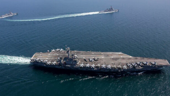 illustration : cette photo non datée fournie par la marine américaine le 13 avril 2022 montre l'USS Abraham Lincoln, au premier plan, et d'autres navires de guerre naviguant en formation lors d'un exercice bilatéral américano-japonais dans la mer du Japon.