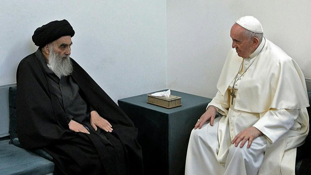 صورة من اللقاء التاريخي بين قداسة البابا فرنسيس والمرجع الشيعي العراقي علي السيستاني