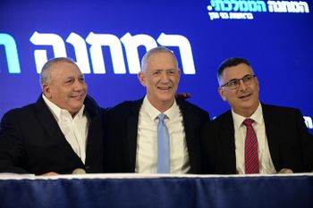 Le chef du parti Bleu et Blanc Benny Gantz, celui du parti Nouvel espoir Gideon Saar et Gadi Eizenkot tiennent une conférence de presse à Ramat Gan le 14 août 2022.