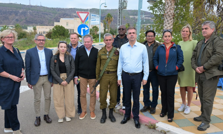 Eli Cohen discursando para outros ministros das Relações Exteriores no norte de Israel