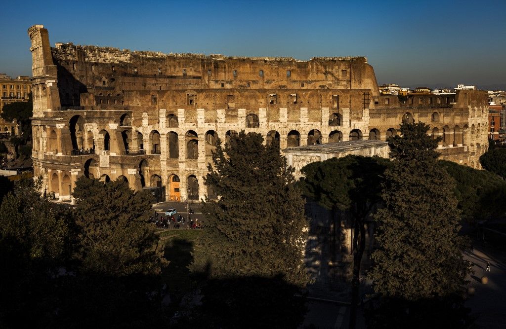 Italy: An English tourist inscribes his name on the Colosseum, and his apology impresses the Italians