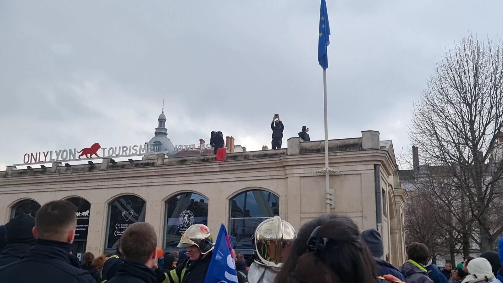 Mobs loot and burn as protests turn violent across France – i24NEWS