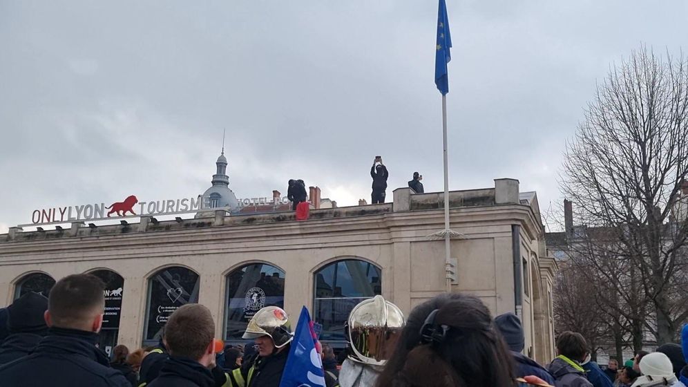 AP A Lyon, des manifestants tentent de brûler le drapeau français