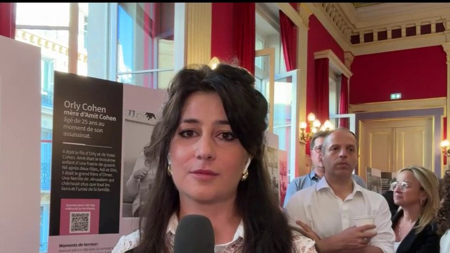 À Paris, l’exposition "La dernière étreinte" donne un visage aux victimes du 7 octobre