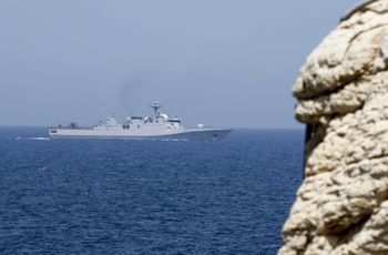 Un navire de la FINUL patrouille au large de Rosh Hanikra, une zone située à la frontière entre Israël et le Liban, le 4 mai 2021.
