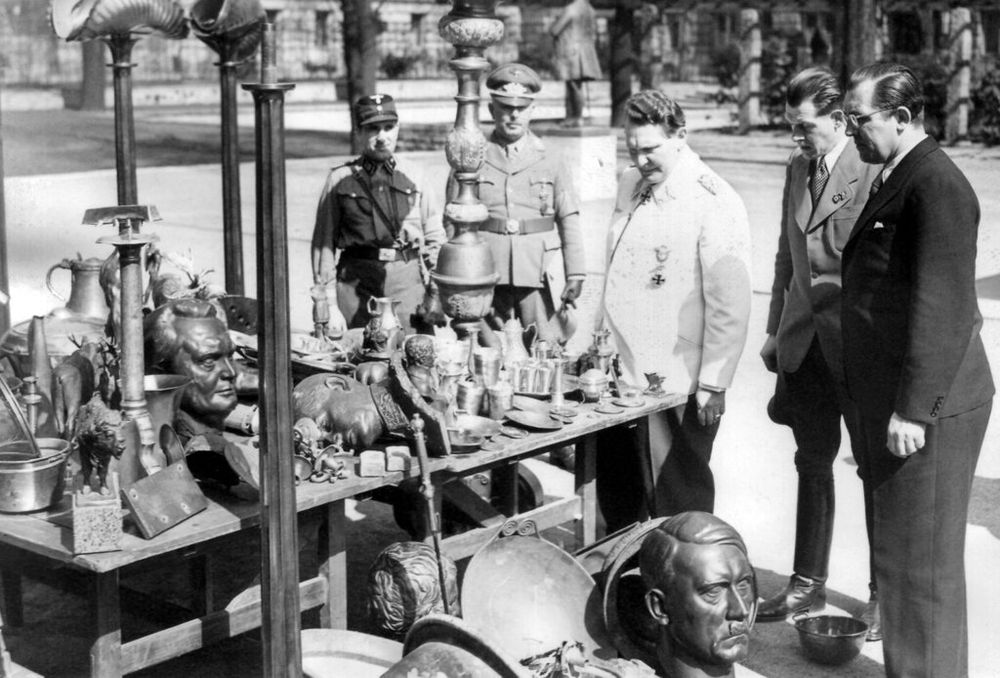 Illustration - Hermann Göring devant des objets d'art à la gloire du nazisme
