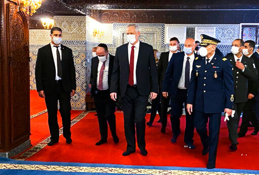وزير الأمن الإسرائيلي بيني غانتس ، وسط الصورة ، يزور ضريح الملك محمد الخامس ، في الرباط ، المغرب ، الأربعاء 24 نوفمبر 2021. .