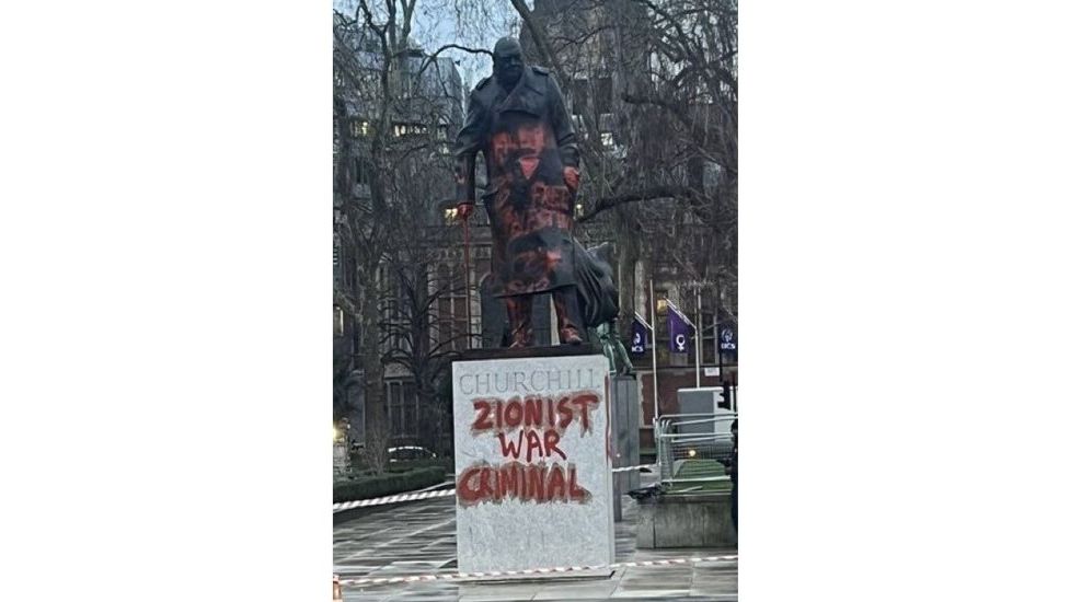 "Criminel de guerre sioniste" : la statue de Churchill vandalisée à Londres