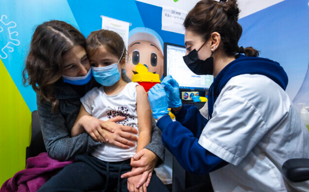 Des enfants reçoivent leur dose de vaccin COVID-19, dans un centre de vaccination à Jérusalem, le 30 décembre 2021.