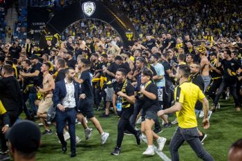 Les supporters du Beitar Jerusalem investissent le terrain du stade Sammy Ofer à Haifa en Israël, le 23 mai 2023