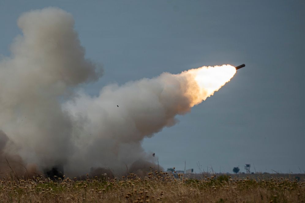 US Army crews assigned to 2nd Battalion, 4th Field Artillery Regiment (2-4th FAR), 75th Field Artillery Brigade (75th FAB), participate in a Multiple Launch Rocket System Artillery (MLRS) Table VI qualification