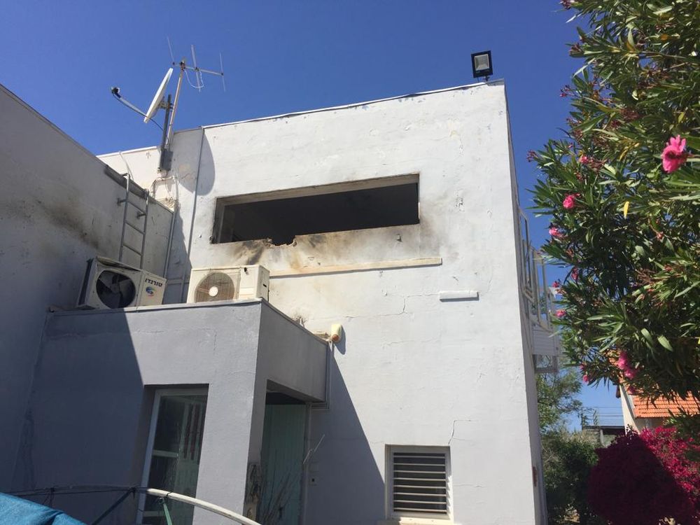 Photo d'une maison dans le moshav de Netiv Haasara, qui se trouve quasiment à la frontière nord de Gaza, et qui a été touché par une roquette tirée ce matin, samedi 4 mai 2019