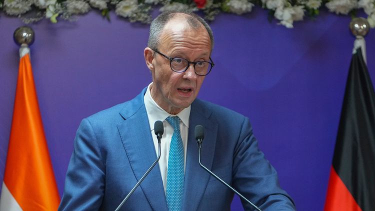 Le chancelier allemand Friedrich Merz s'adresse à la presse lors d'une déclaration commune avec le Premier ministre indien Narendra Modi à Gandhinagar, en Inde, le 12.01.2026