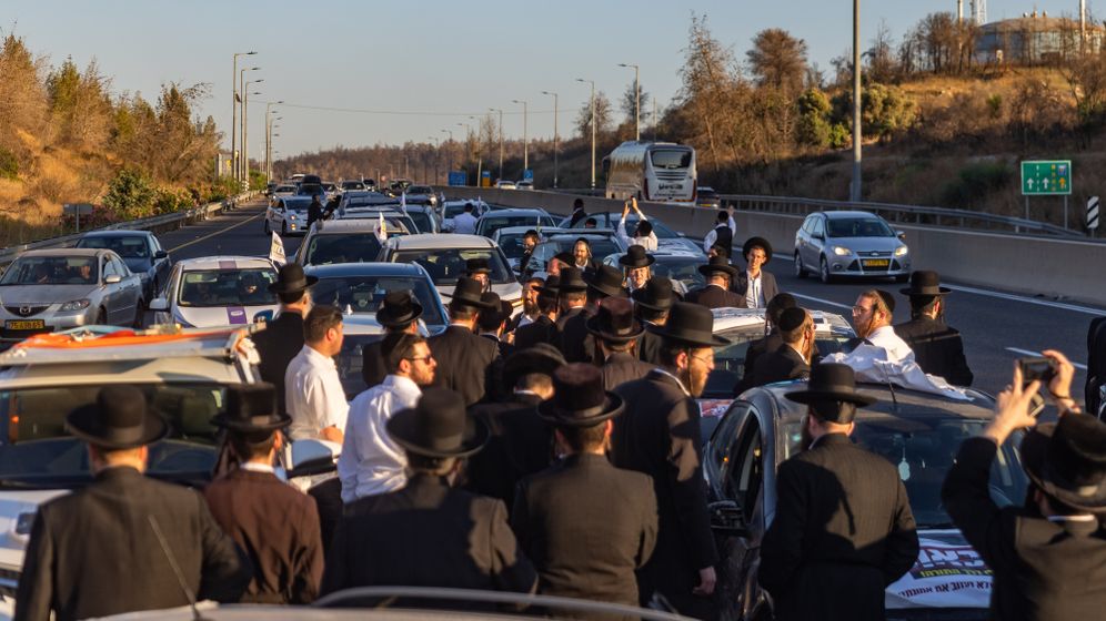 מפגינים חרדים חוסמים את כביש 1, ארכיון
