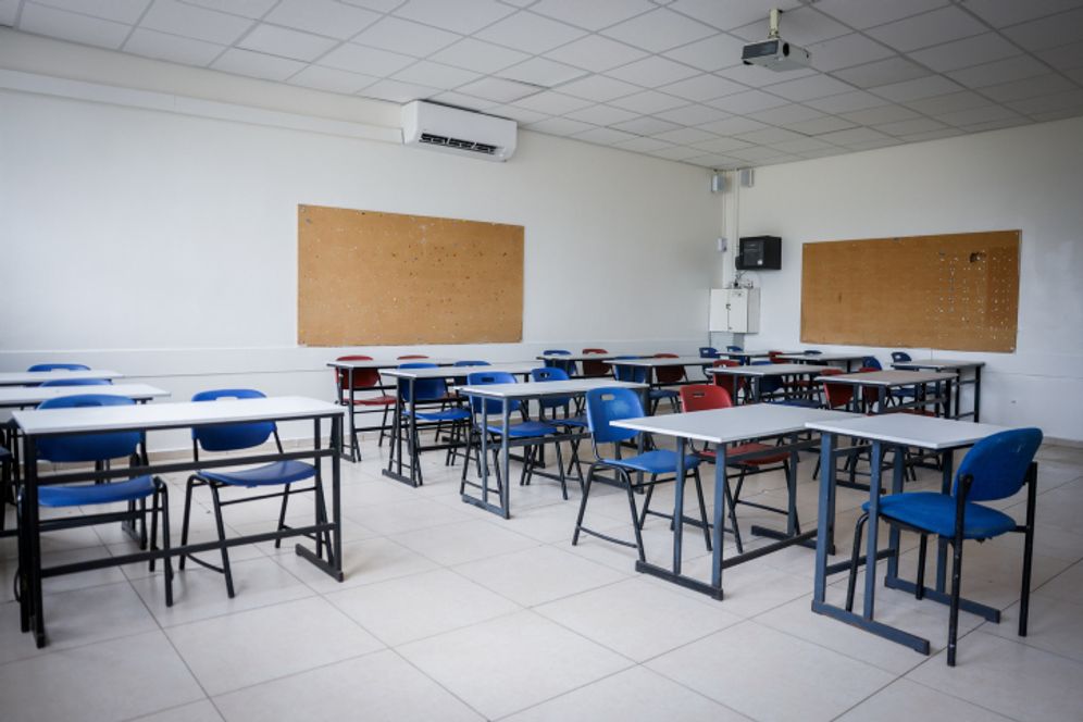 Chaim Goldberg/Flash90 Vue d'une salle de classe vide dans une école de Jérusalem, lors d'une grève, le 1er septembre 2024